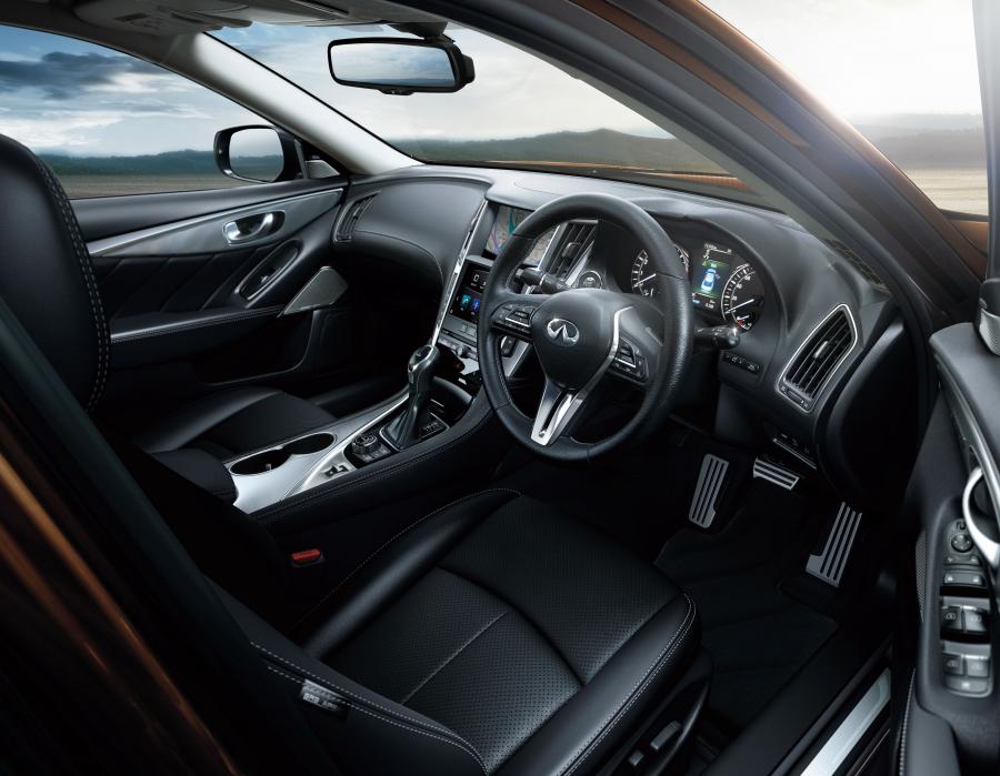 Интерьер Nissan Skyline Hybrid (V37) 2017 года  (фото 9 из 15)